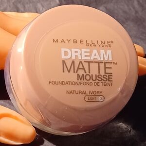 Maybelline Dream Matte Mousse Foundation - Natural Ivory (Light 3)